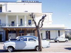 1969 : The main entrance of the Hotel Alice Springs.