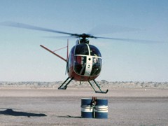 1970 : At Birdsville, chartered Jayrow helicopter VH-BLO preparing to sling fuel drums.