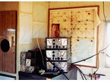 1972 : Aerodist base communications setup in centre party caravan. Two Traeger TM3 double side band high frequency transceivers (bottom of stack) with Traeger TM2 transceiver (top of stack). Note transmission frequency crystal boxes (red and yellow dot markers) were not interchangeable between TM2 and TM3 sets but receive frequency crystal boxes (blue dot markers) were.