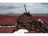 1970 : Photo of the condition of the cairn on Uluru, originally built in 1958 by Nat Map. 