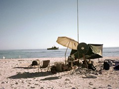 1968 : Aerodist station and camp at Saumarez Reef after being positioned by HMAS Gull seen in the background.