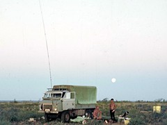 1968 : (L-R) Ian & Ragnar occupying an Aerodist station in the Tanami for line measuring.