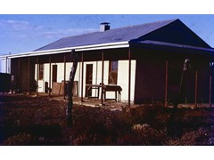 1974 : Traversing in western Queensland; old shearer's quarters.