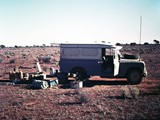 1972 : Landrover on the Nullarbor north of Rawlinna in April 72 with broken rear U bolts (courtesy Ted Graham).