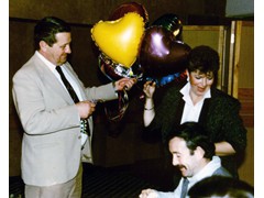 August 1985 : Klaus with "Balloongram Lady" (arranged by daughter) and Jim Steed seated.