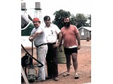 1979 : (L-R) Nat Map's Paul Wise, Peter Prior (pilot VH-DNM) and Mick Lloyd.